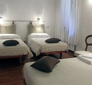 לינה וארוחת בוקר Arco Del Lauro 4*